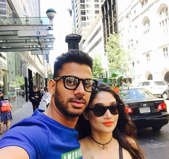 Manoj Tiwary And His Wife Make A Stunning Pair And These Pictures Are Proof 3 Manoj Tiwary And His Wife Make A Stunning Pair And These Pictures Are Proof - RVCJ Media