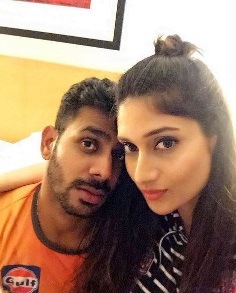 Manoj Tiwary And His Wife Make A Stunning Pair And These Pictures Are Proof 14 Manoj Tiwary And His Wife Make A Stunning Pair And These Pictures Are Proof - RVCJ Media