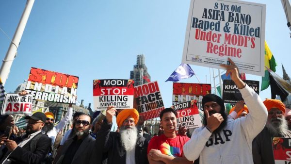 Indian Flag Torn Down By Mob And Misbehaved With Female Journalist During Modi'S Uk Visit 3 Indian Flag Torn Down By Mob And Misbehaved With Female Journalist During Modi's UK Visit - RVCJ Media