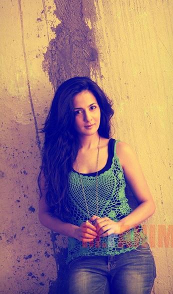 Remember Chutki In Ddlj? The Sister Of Simran Has Grown Up To Be A Stunning Lady 5 Remember Chutki In DDLJ? The Sister Of Simran Has Grown Up To Be A Stunning Lady - RVCJ Media