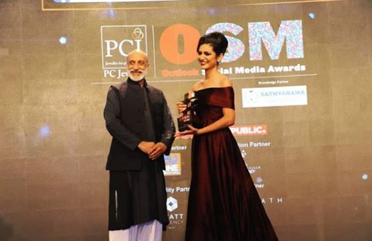 Viral Personality Of The Year Priya Prakash Gets Her 1st Award. Big Moment For Fans - RVCJ Media