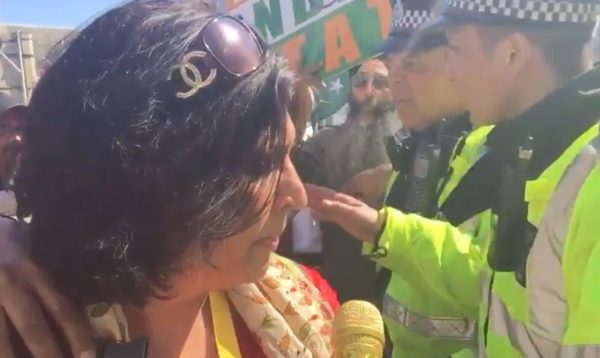 Indian Flag Torn Down By Mob And Misbehaved With Female Journalist During Modi'S Uk Visit 4 Indian Flag Torn Down By Mob And Misbehaved With Female Journalist During Modi's UK Visit - RVCJ Media
