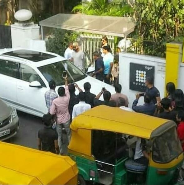 Anushka Flies To Bangalore To Meet Virat. Pictures Leaked On Social Media 3 Anushka Flies To Bangalore To Meet Virat. Pictures Leaked On Social Media - RVCJ Media