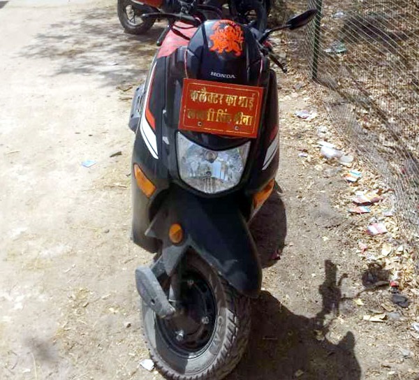 A Man Wrote ‘Collector’s Brother’ On Number Plate. When Traffic Police Noticed, He Did This 2 A Man Wrote ‘Collector’s Brother’ On Number Plate. When Traffic Police Noticed, He Did This - RVCJ Media