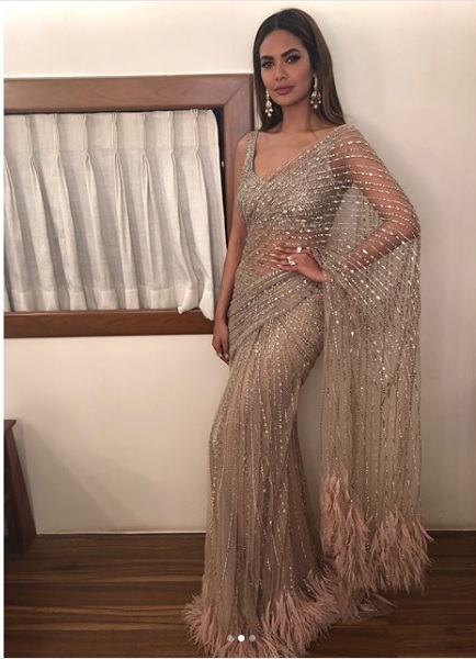 Esha Gupta Looked Gorgeous In A Saree. Haters Don’t Know Praising So Trolled Her By Calling Aunty 3 Esha Gupta Looked Gorgeous In A Saree. Haters Don’t Know Praising So Trolled Her By Calling Aunty - RVCJ Media