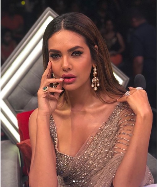 Esha Gupta Looked Gorgeous In A Saree. Haters Don’t Know Praising So Trolled Her By Calling Aunty 5 Esha Gupta Looked Gorgeous In A Saree. Haters Don’t Know Praising So Trolled Her By Calling Aunty - RVCJ Media