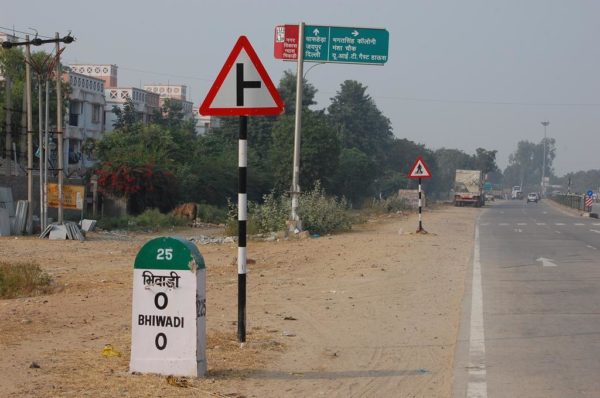 Noticed The Different Colours On Road Milestones? This Is What It Means 3 Noticed The Different Colours On Road Milestones? This Is What It Means - RVCJ Media