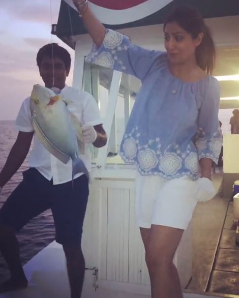 People Troll Shilpa Shetty For Putting A Fish'S Life In Danger Despite Being Honoured By Peta 3 People Troll Shilpa Shetty For Putting A Fish's Life In Danger Despite Being Honoured By PETA - RVCJ Media