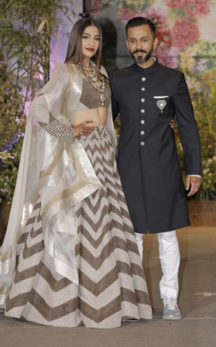 Sonam Kapoor's Reception Pics Are Out. She's Looking Too Pretty - RVCJ Media