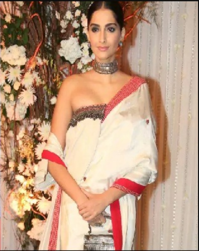 8 Bollywood Actresses Who Had The Worst Saree Malfunctions. 5 8 Bollywood Actresses Who Had The Worst Saree Malfunctions. - RVCJ Media