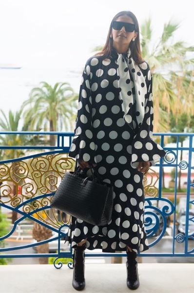 Fans Didn't Like Sonam Kapoor's Cannes Look. They Trolled Her Left And Right - RVCJ Media
