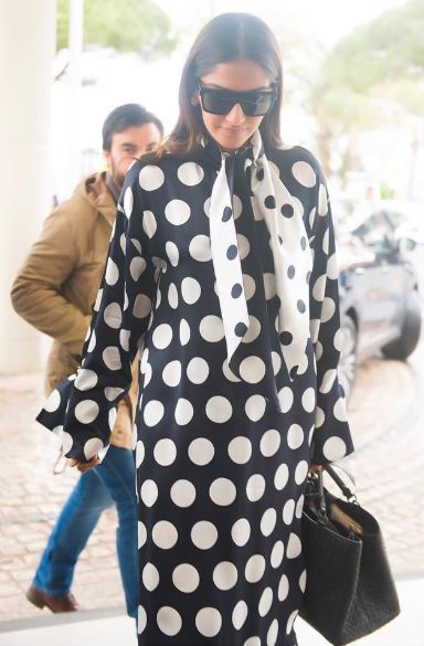 Fans Didn't Like Sonam Kapoor's Cannes Look. They Trolled Her Left And Right - RVCJ Media