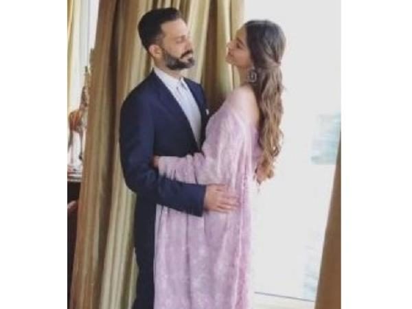 Sonam Kapoor & Anand Ahuja Share Their First Pic After Marriage. They Look So Romantic - RVCJ Media