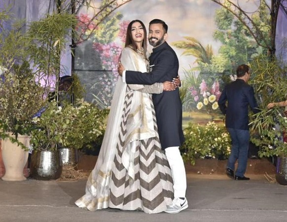 Sonam’s Hubby Who Wore Sports Shoes Is Not Alone. Here Are Worst Dressed Celebs From Her Reception RVCJ Media