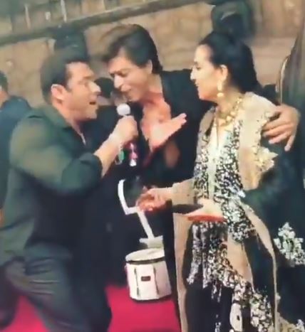 Srk And Salman Go On Knees And Sing Karan Arjun Song For Sonam'S Mother. The Video Is Unmissable 3 SRK And Salman Go On Knees And Sing Karan Arjun Song For Sonam's Mother. The Video Is Unmissable - RVCJ Media
