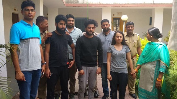 Man Faked Being Crorepati On Tinder, Fraud Girl Trapped Him, Took His Money &Amp; Life 2 Man Faked Being Crorepati On Tinder, Fraud Girl Trapped Him, Took His Money & Life - RVCJ Media