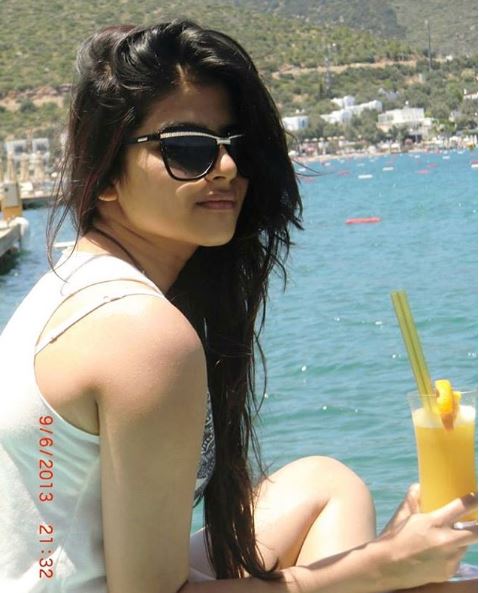 10 Beautiful Photos Of Bhagyashree'S Daughter Avantika. She Can Make A Great Bollywood Actress 8 10 Beautiful Photos Of Bhagyashree's Daughter Avantika. She Can Make A Great Bollywood Actress - RVCJ Media