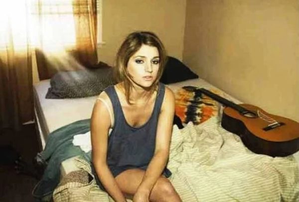 Woman Sent Bedroom Pic To Husband. He Saw This & Immediately Demanded Divorce - RVCJ Media