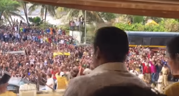Salman Came Out To Wave At Fans On Eid. Their Reaction Will Give Goosebumps - RVCJ Media