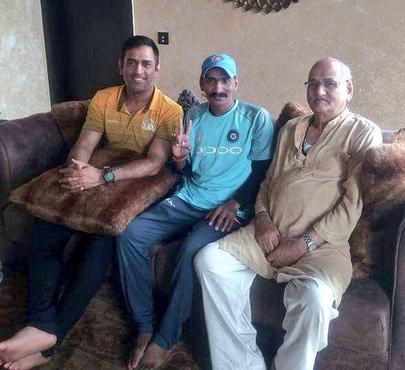 Ms Dhoni Did Something Special For India’s Biggest Cricket Fan After Victory In Ipl. Won Hearts 2 MS Dhoni Did Something Special For India’s Biggest Cricket Fan After Victory In IPL. Won Hearts - RVCJ Media