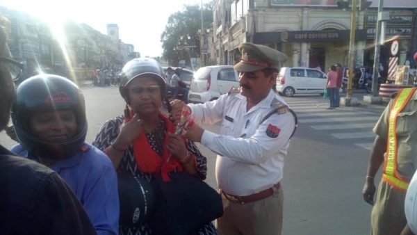 Lucknow Cop Gave Man A Rose For Wearing Helmet & His Wife Suspected An Affair. Read What Followed - RVCJ Media