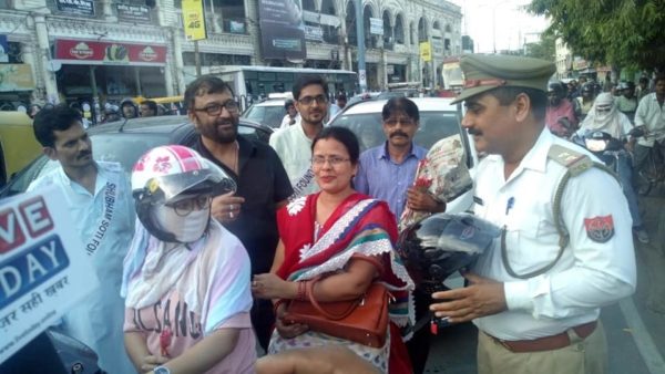 Lucknow Cop Gave Man A Rose For Wearing Helmet & His Wife Suspected An Affair. Read What Followed - RVCJ Media