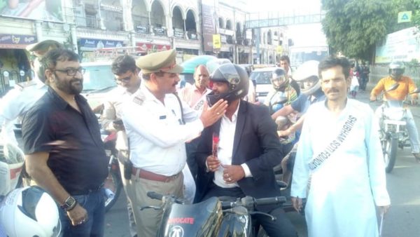 Lucknow Cop Gave Man A Rose For Wearing Helmet & His Wife Suspected An Affair. Read What Followed - RVCJ Media