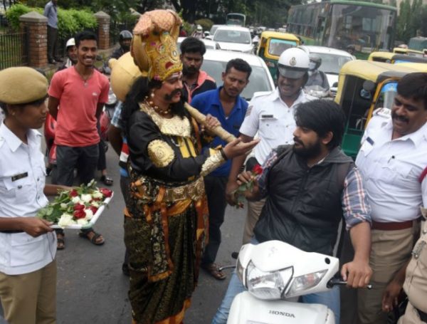 Bengaluru Traffic Police’s Creative Idea To Reduce Accidents &Amp; Make People Wear Helmet Is Awesome 2 Bengaluru Traffic Police’s Creative Idea To Reduce Accidents & Make People Wear Helmet Is Awesome - RVCJ Media