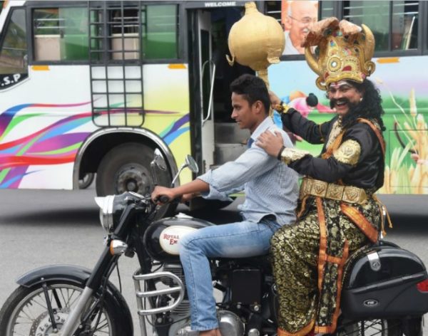 Bengaluru Traffic Police’s Creative Idea To Reduce Accidents &Amp; Make People Wear Helmet Is Awesome 3 Bengaluru Traffic Police’s Creative Idea To Reduce Accidents & Make People Wear Helmet Is Awesome - RVCJ Media