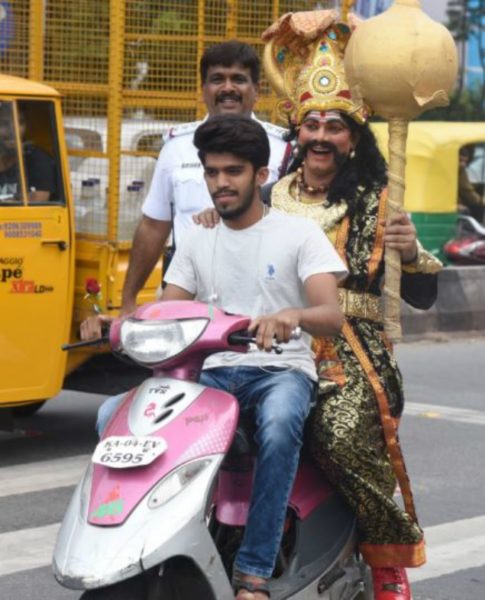 Bengaluru Traffic Police’s Creative Idea To Reduce Accidents &Amp; Make People Wear Helmet Is Awesome 4 Bengaluru Traffic Police’s Creative Idea To Reduce Accidents & Make People Wear Helmet Is Awesome - RVCJ Media