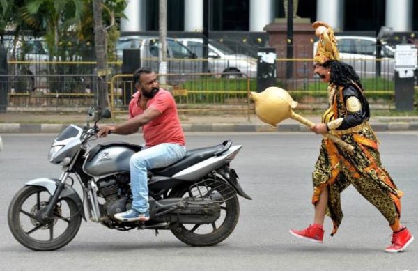 Bengaluru Traffic Police’s Creative Idea To Reduce Accidents &Amp; Make People Wear Helmet Is Awesome 6 Bengaluru Traffic Police’s Creative Idea To Reduce Accidents & Make People Wear Helmet Is Awesome - RVCJ Media