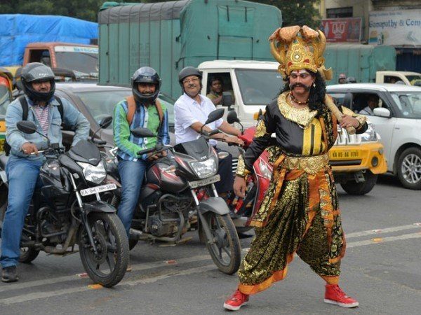 Bengaluru Traffic Police’s Creative Idea To Reduce Accidents &Amp; Make People Wear Helmet Is Awesome 7 Bengaluru Traffic Police’s Creative Idea To Reduce Accidents & Make People Wear Helmet Is Awesome - RVCJ Media
