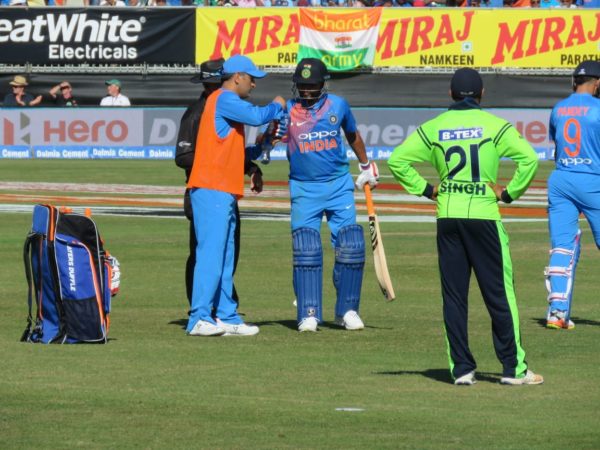 MS Dhoni Turns Water Boy And Serves Drinks To Team Players. Twitter Is Loving His Simplicity RVCJ Media