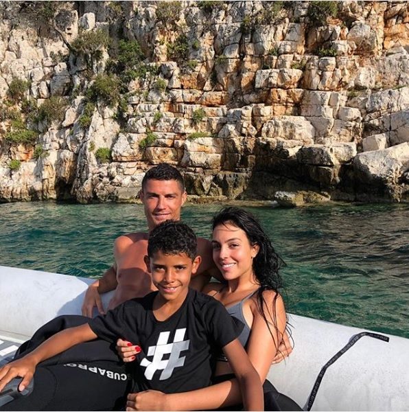 Ronaldo Left A Whopping Tip For Hotel Staff &Amp; It’s Way More Than Your Yearly Expenses 3 Ronaldo Left A Whopping Tip For Hotel Staff & It’s Way More Than Your Yearly Expenses - RVCJ Media