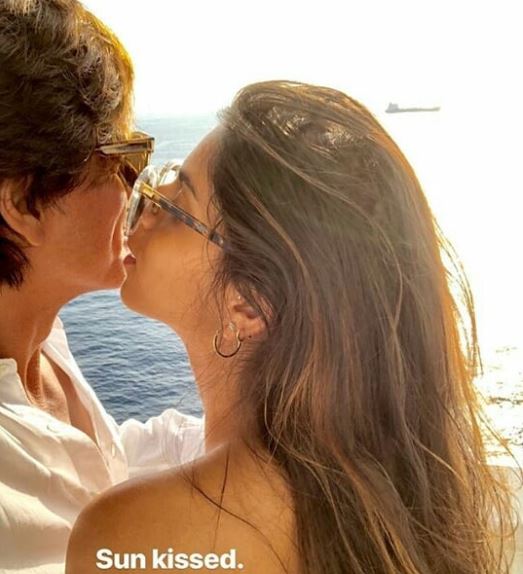 Suhana Khan Trolled For Kissing SRK. Trollers Said "Sharam Kar" - RVCJ Media