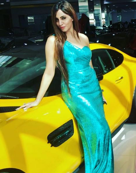 Arshi Khan Looks Unbelievable In Her Latest Photoshoot. Fans Can't Stop Praising Her - RVCJ Media