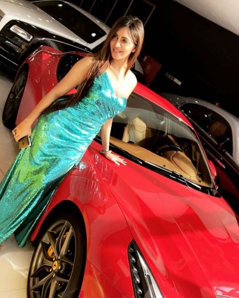 Arshi Khan Looks Unbelievable In Her Latest Photoshoot. Fans Can't Stop Praising Her - RVCJ Media