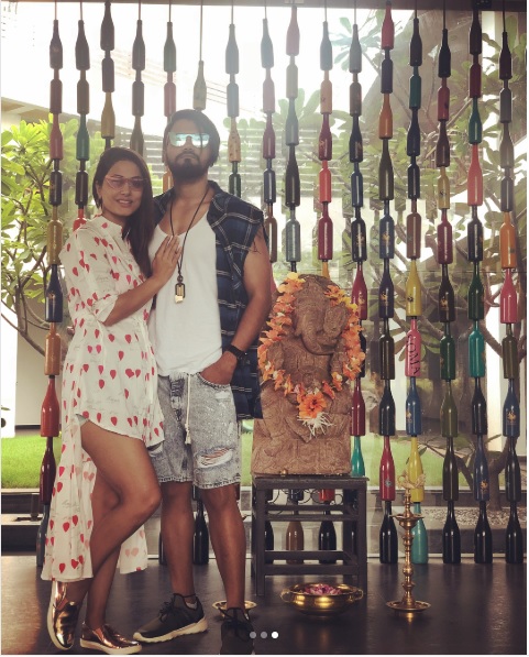 Hina Posed In Short Dress & Shoes With Rocky In Front Of Lord Ganesha’s Idol, Got Mercilessly Trolled - RVCJ Media