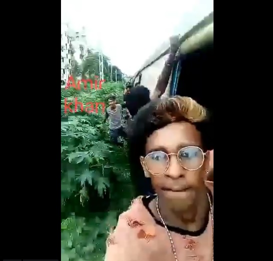 This Video Of Mumbai Youth Snatching A Man’s Phone & Doing Risky Stunts In Moving Train Goes Viral - RVCJ Media