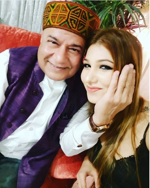 Bhajan Singer Anup Jalota Sang Sunny Leone’s Baby Doll, Got Trolled On Twitter - RVCJ Media