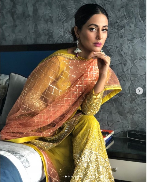 Hina Khan Wore A Traditional Dress On Eid, People Called Her Buddhi & Makeup Ki Dukan - RVCJ Media