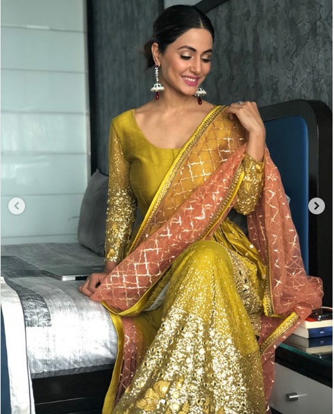 Hina Khan Wore A Traditional Dress On Eid, People Called Her Buddhi & Makeup Ki Dukan - RVCJ Media