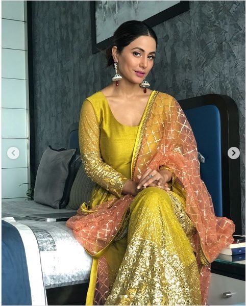 Hina Khan Wore A Traditional Dress On Eid, People Called Her Buddhi & Makeup Ki Dukan - RVCJ Media