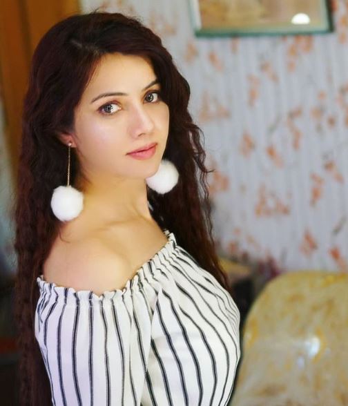 10 Pictures Of Pakistani Singer Rabi Pirzada That Will Make You Forget Everything - RVCJ Media