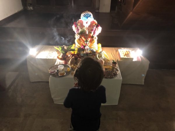 Shah Rukh Shared A Pic Of AbRam Worshipping Lord Ganesha. People Reminded Him He’s A Muslim - RVCJ Media