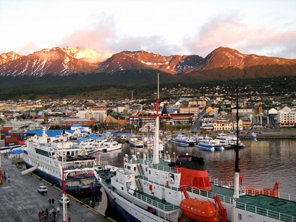 https://upload.wikimedia.org/wikipedia/commons/thumb/1/1d/Ushuaia_port.JPG/640px-Ushuaia_port.JPG