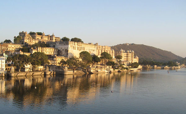 https://upload.wikimedia.org/wikipedia/commons/thumb/c/c2/City_Palace_by_lake_Pichola%2C_Udaipur.jpg/640px-City_Palace_by_lake_Pichola%2C_Udaipur.jpg