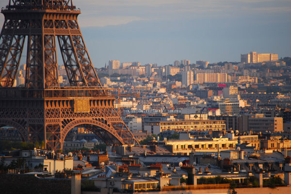 https://upload.wikimedia.org/wikipedia/commons/thumb/a/a6/Sunset_over_the_base_of_the_Eiffel%2C_Paris_2007.jpg/1024px-Sunset_over_the_base_of_the_Eiffel%2C_Paris_2007.jpg