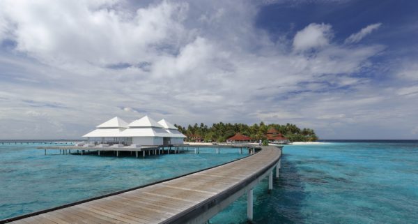 https://upload.wikimedia.org/wikipedia/commons/thumb/3/3b/Diamonds_Thudufushi_Beach_and_Water_Villas%2C_May_2017_-04.jpg/2560px-Diamonds_Thudufushi_Beach_and_Water_Villas%2C_May_2017_-04.jpg