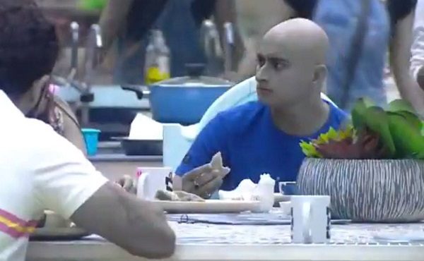 Deepak Thakur Shaves Off His Head To Save Urvashi From Nominations. Check Out His New Look - RVCJ Media
